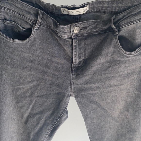 Zara Gray Skinny Jeans with Frayed Bottoms - Picture 3 of 8